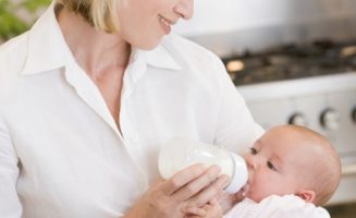 Hungry and ready to feed: Clues it’s time to feed your baby