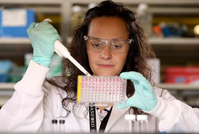Lush Prize winner Sanford Health reseacher Pilar de la Puente in her lab
