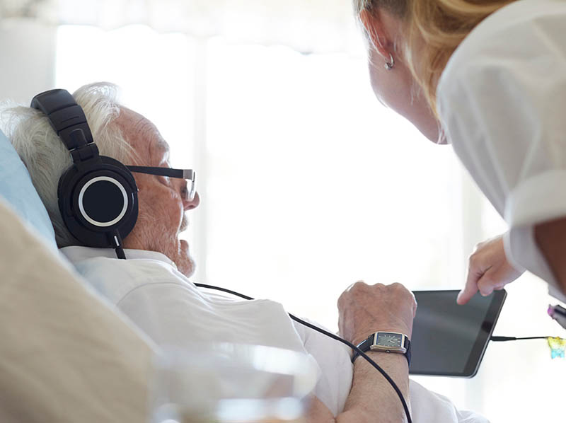 As a key way to connect, hospice visits adapt to pandemic