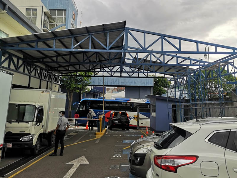 A roof is being built across the parking area at the entrance of Hospital Metropolitano in San Jose. Because rain and wind took a toll on triage tents, the roof is intended to help protect them, shelter patients coming in and out of the hospital or being loaded or unloaded into ambulances. (Photo courtesy of Hospital Metropolitano)