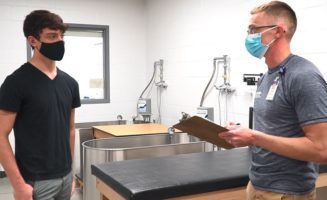 High school wrestler returns to the mat after concussion