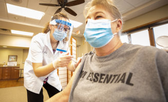 Le Mars employee gets COVID vaccine